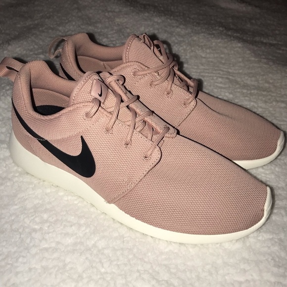 Nike Shoes - NEW Women’s Nike Roshe Ones ID